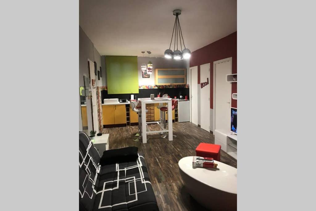 Appartement Style Pop Art Avec Garage Centre Historique Beziers Exterior photo